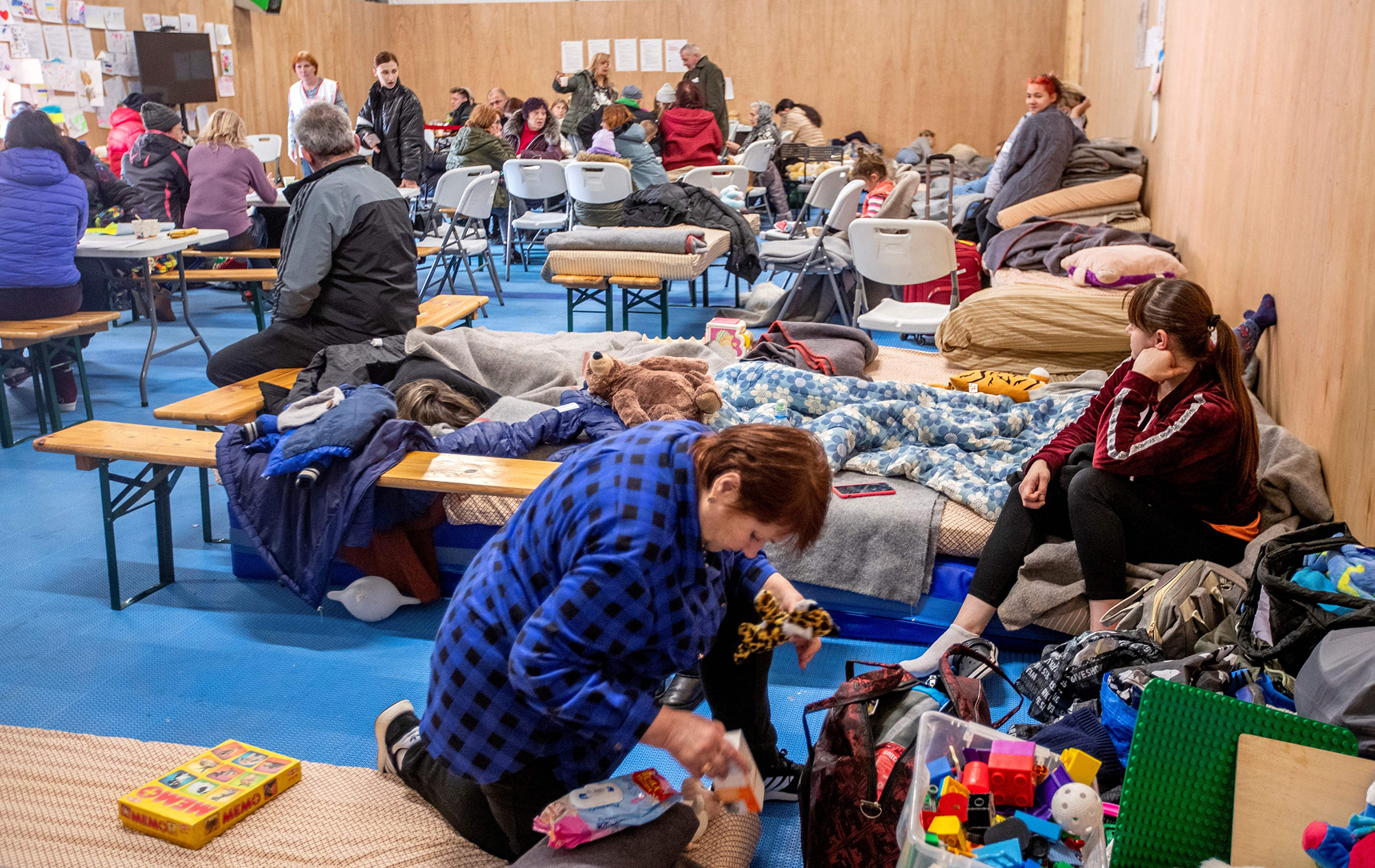 Низка країн Європи змінює правила для українських біженців: що буде з виплатами і житлом